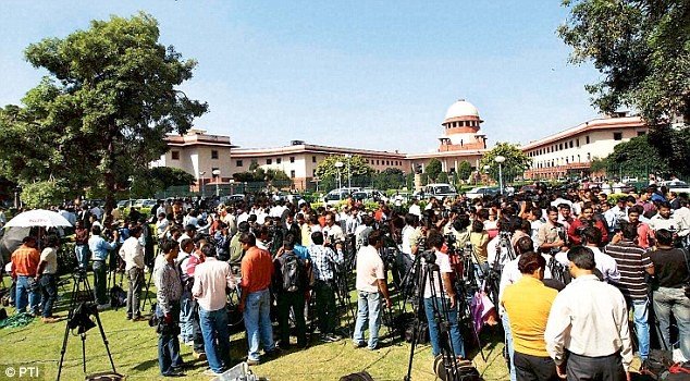 SC Allows Journalists to Carry Mobile Phones in Court Room
